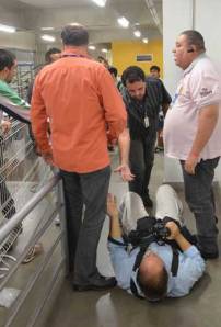 Fotográfico do "Estado de Minas" Gladyston Rodrigues sofreu fratura na coluna após agressão cometida em nome da proteção a Sasha. Foto: "O Tempo".