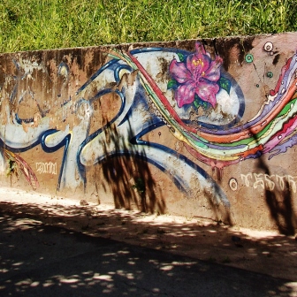 Grafite de Testa e Amigo, na avenida Bandeirantes, Mangabeiras. Fotografado por CMC em 7.4.2014