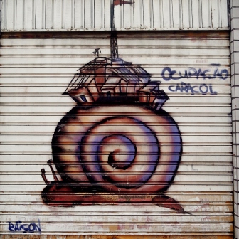 Grafite em porta de comércio na rua do Ouro, no Serra. Fotografado por CMC em 13.4.2014.