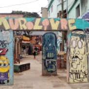 Entrada da Vila Ponta Porã, na rua Ponta Porã, Santa Efigênia, região leste da cidade. É possível ver dezenas de grafites no lugar. A seguir, alguns deles. Fotografado por CMC em 14.4.2014.