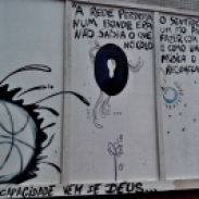 Projeto Tapume com Arte, na rua da Bahia, perto da Praça da Liberdade. Foto tirada por CMC em 12.11.2014