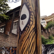 Grafite de Thiago Alvim em poste da avenida Bandeirantes, no Mangabeiras, Centro-Sul de BH. Foto tirada em 7.1.2015 por CMC