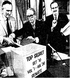 Senadores dos EUA abrem caixa contendo os Documentos do Pentágono (jun/1971). Foto no site da Universidade do Missouri (EUA)
