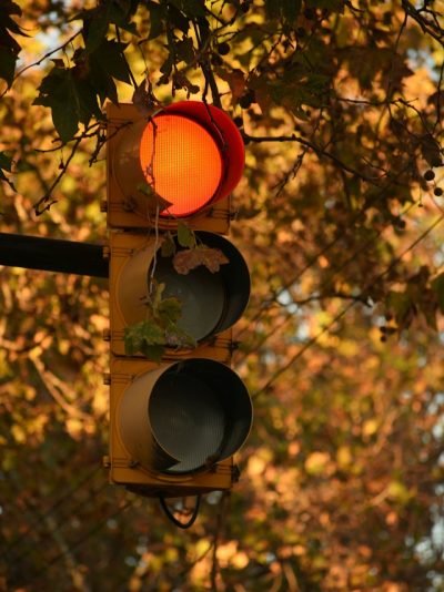 Pausa, pare, sinal vermelho, semáforo, trânsito. Foto: Cecilia Miraldi / Unsplash