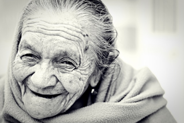 Envelhecer, envelhecimento, velhice, mulher idosa, mulher velha, mulher alegre, sorriso, rugas, alegria. Foto: Danie Franco / Unsplash